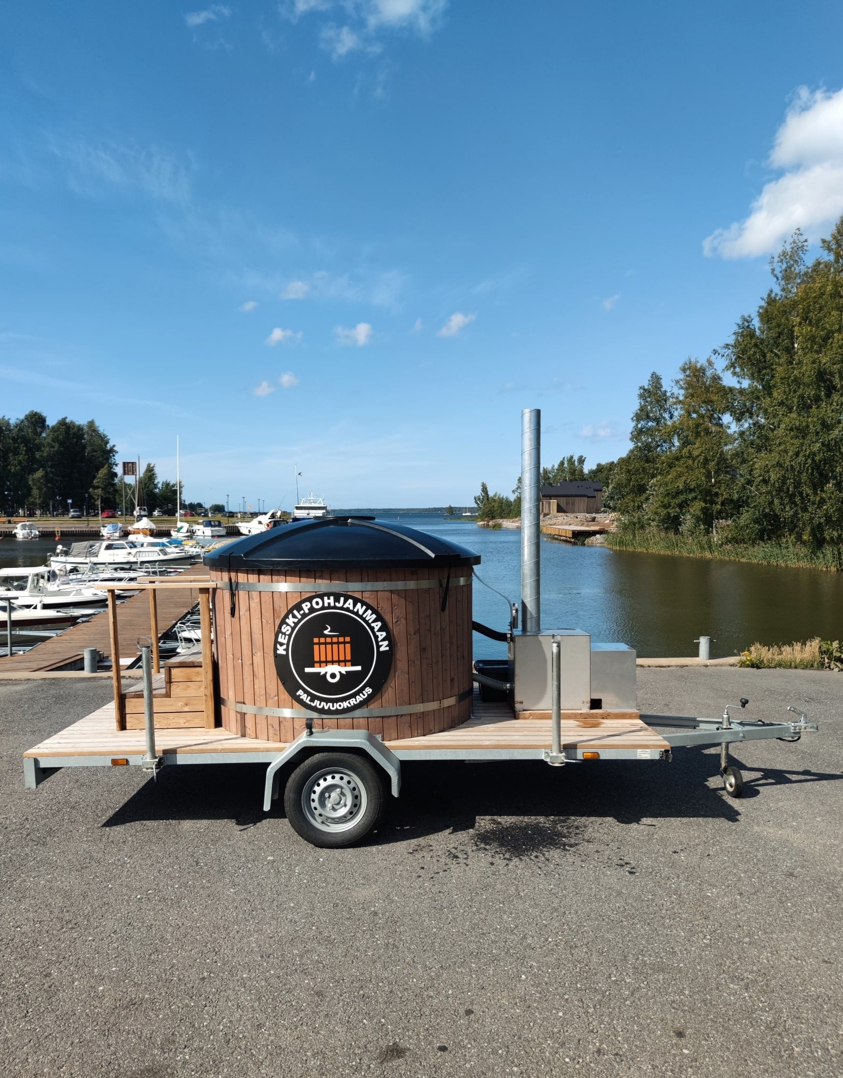 Paljukärry JJ-Trailerin alustalla venesataman rannassa